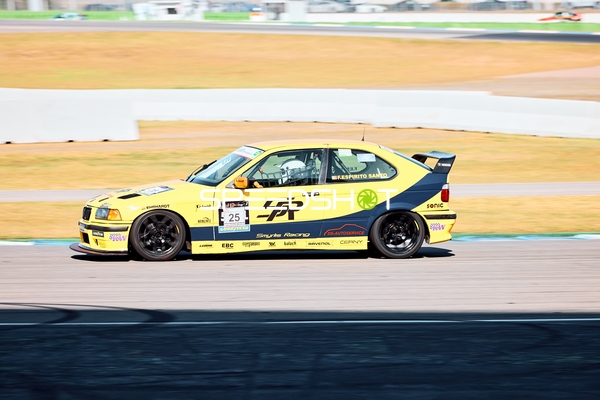 Gelber BMW mit Startnummer 25 auf der Rennstrecke