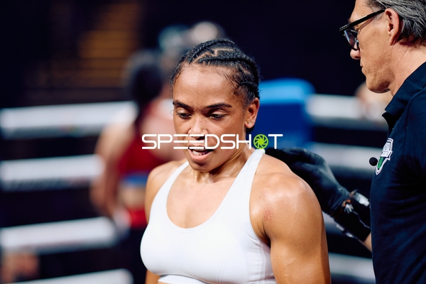 Boxerin mit Trainer Omarah Taylor (106; VIP)