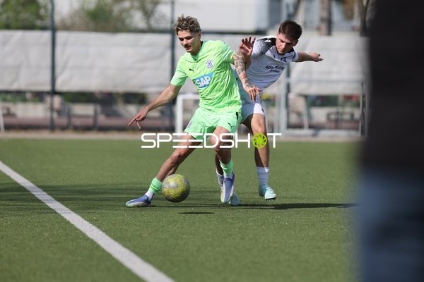 Zweikampf entlang der Seitenlinie