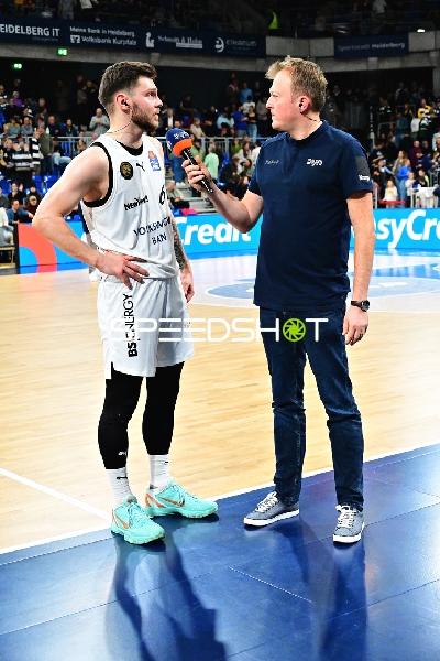 Ferdinand Zylka (6; Basketball Löwen Braunschweig) bei Interview