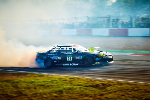 Driftfahrzeug auf der Rennstrecke