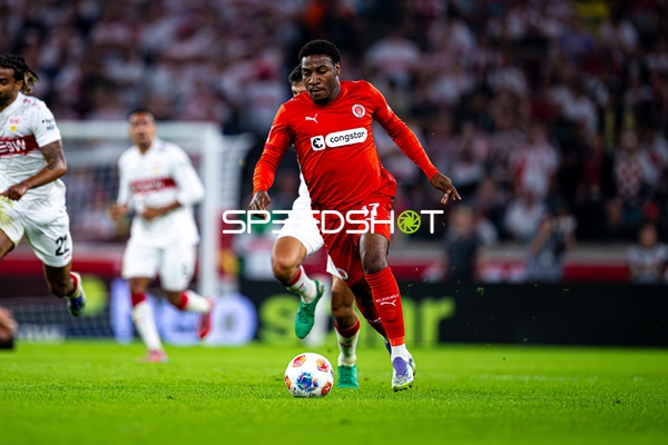 Spieler mit Ball in Aktion