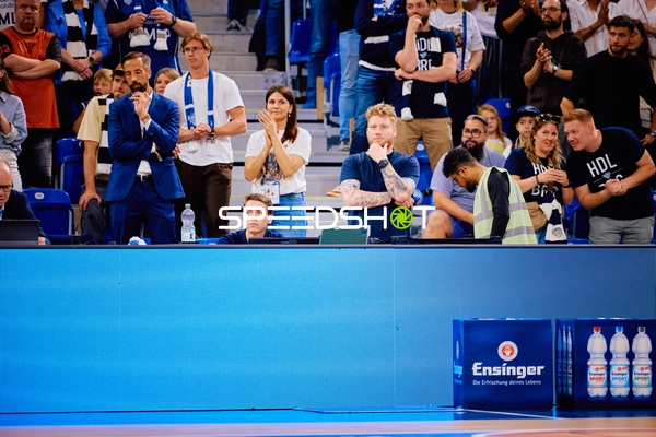 Publikum und Offizielle am Spielfeldrand Kevin Gerwin (49;MLP Academics Heidelberg), Matthias Lautenschläger (826;MLP Academics Heidelberg)