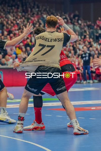 Johannes Wasielewski (77; Bergischer HC) verteidigt