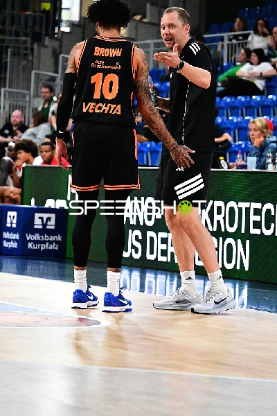 Christian Held mit Tevin Brown (10; Rasta Vechta)