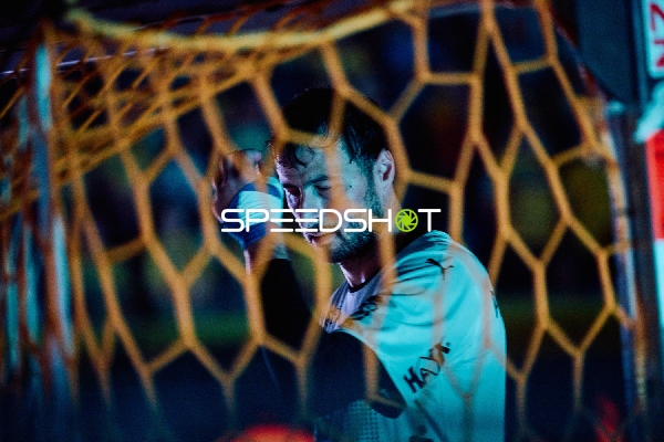 Torwart in Nahaufnahme hinter dem Netz