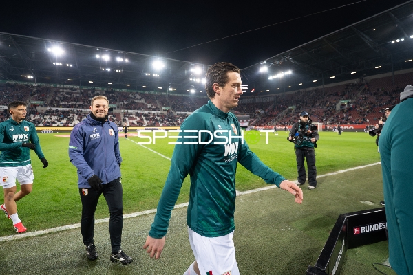 Spieler und Trainer auf dem Feld