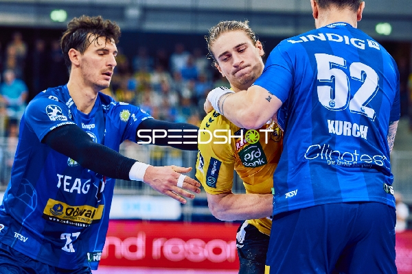 Ein Spieler der ThSV Eisenach blockt Juri Knorr von den Rhein Neckar Löwen.