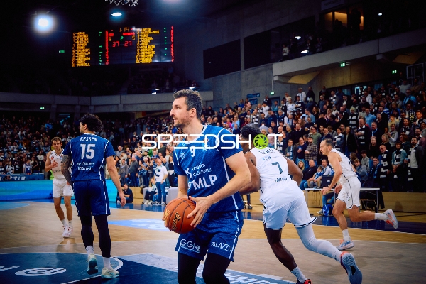 Ein Spieler der MLP Academics Heidelberg dribbelt den Ball in Richtung Spielfeld.