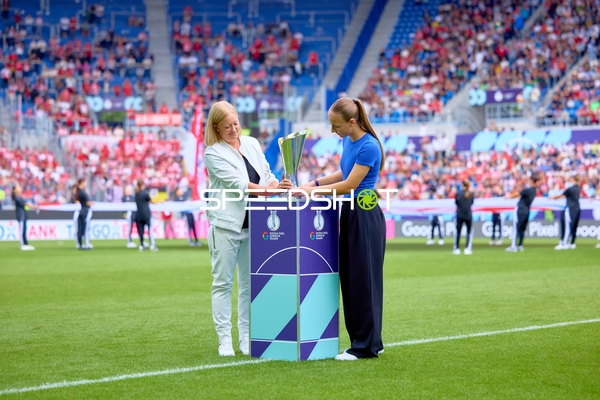 Ehrengäste mit Pokal