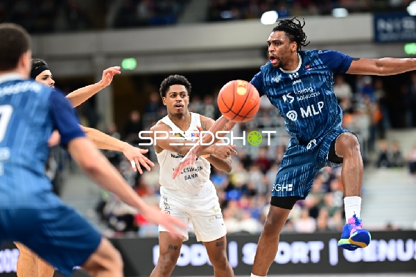 Osun Osunniyi (12; MLP Academics Heidelberg) mit Ball