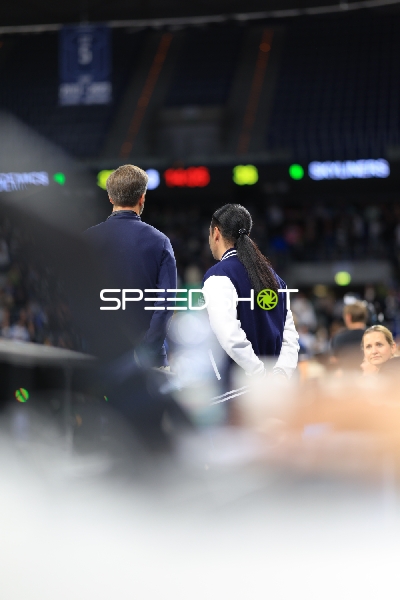 Szene mit Offiziellen in der Halle