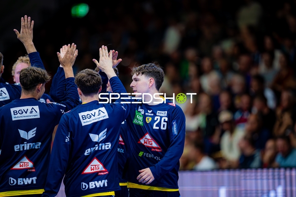 High-Five Oskar Czertowicz (26;SG Flensburg Handewitt)