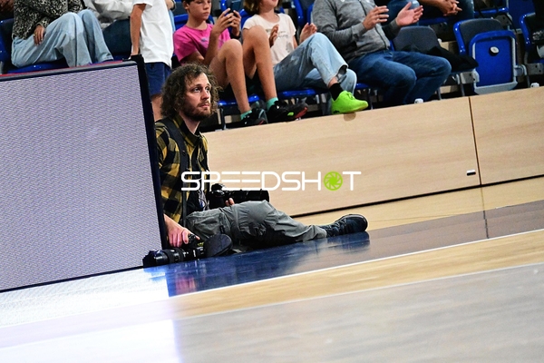 Fotograf am Spielfeldrand