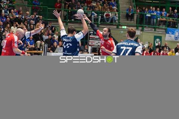 Gerdas Babarskas (14; Bergischer HC) und Olle Forsell_Schefvert (25; MT Melsungen) in Aktion