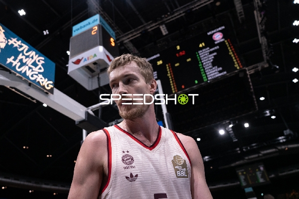 Niels Giffey (5; FC Bayern Basketball) in Aktion