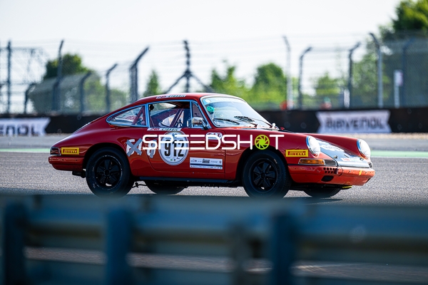 Klassischer Rennwagen auf der Rennstrecke