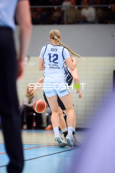 Carla Koch (12; USC BaseCats Heidelberg) mit Ball