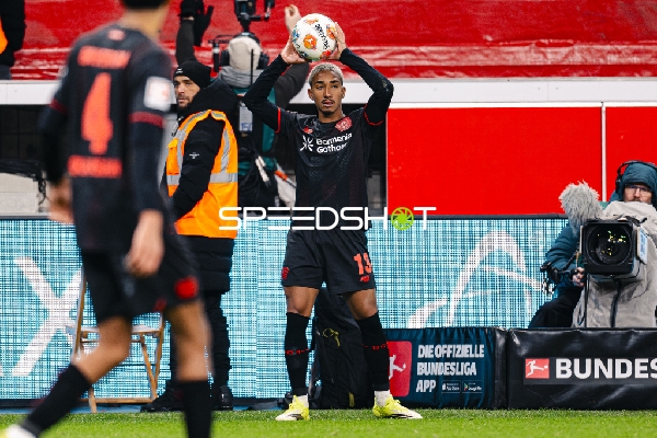 Einwurf von Arthur (13; Bayer 04 Leverkusen)