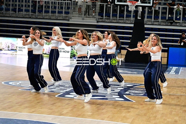 Tanzgruppe auf dem Court