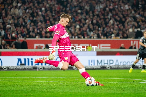 Torwart Alexander Nübel (33; VfB Stuttgart) am Ball