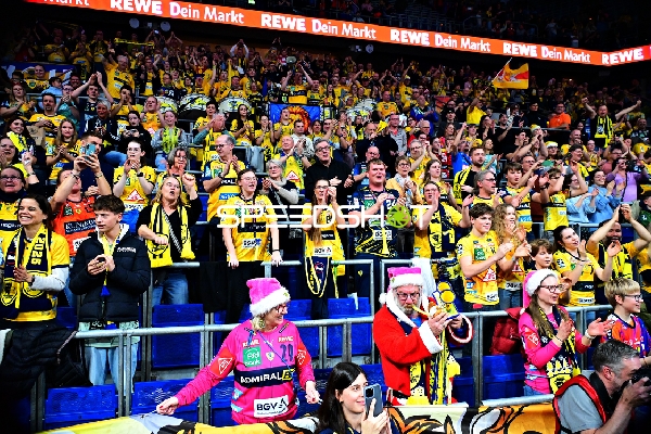 Fans feiern in der SAP Arena