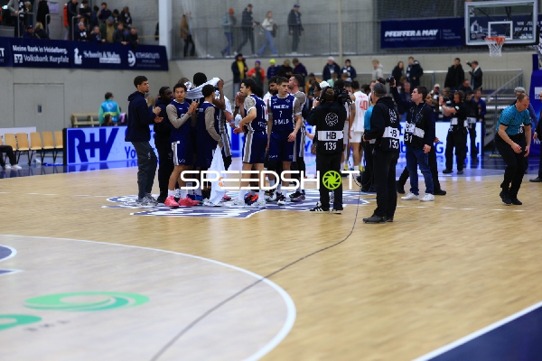 Szene mit Samuell Williamson (10; MLP Academics Heidelberg) und Teamkollegen