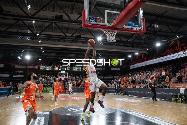 Johnathan Stove (22; Würzburg Baskets) beim Korbleger