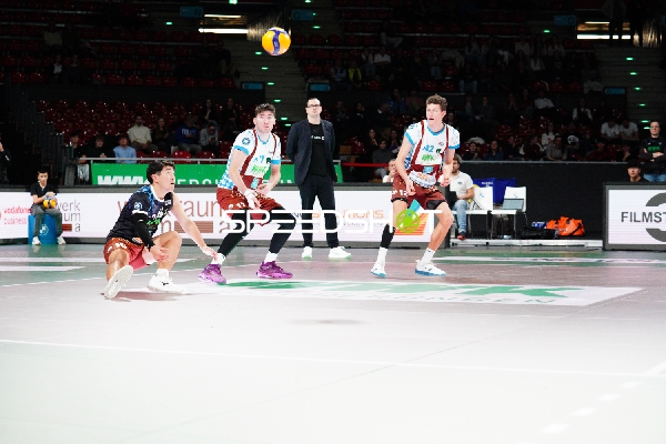 Laurenz Welsch (12; WWK Volleys Herrsching) und Jannes Wiesner (17; WWK Volleys Herrsching) in Aktion
