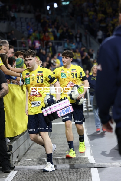 Spieler gehen nach dem Spiel in die Umkleidekabine.