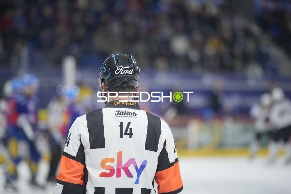 Schiedsrichter Mischa Ramel (14; EHC Kloten) auf dem Eis