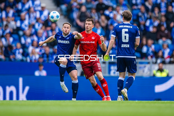 Kopfball David Herold (20, Karlsruher SC), Daniel Hanslik (19, 1. FC Kaiserslautern), Leon Jensen (6, Karlsruher SC)
