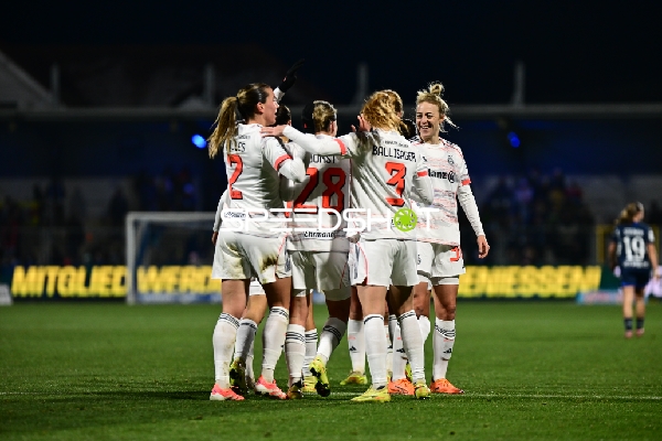 Spielerinnen feiern gemeinsam