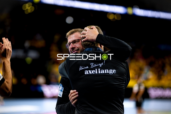 Trainer Axel Lange umarmt Coach