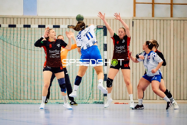 Sprungwurf von Spielerin 11 in Weiß.