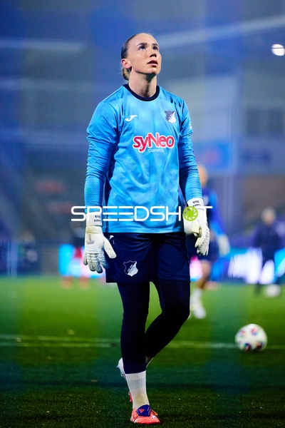 Torwart Laura Dick (1; TSG Hoffenheim Frauen) fokussiert