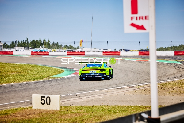 Rennfahrzeug auf der Rennstrecke