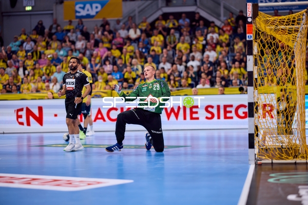 Torwart David Späth (29; Rhein Neckar Löwen) hält Ball