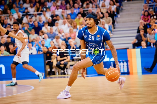 Michael Weathers (20, MLP Academics Heidelberg) dribbelt