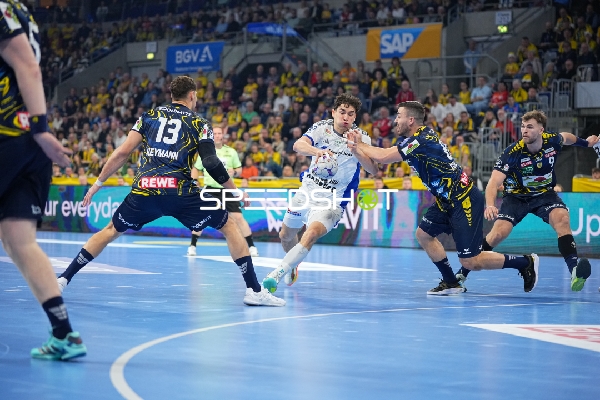Elias Kofler (10; HSV Hamburg) gegen Jannik Kohlbacher (80; Rhein Neckar Löwen) und Steven Plucnar Jacobsen (9; Rhein Neckar Löwen)