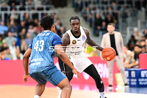 Barra Njie (13; Basketball Löwen Braunschweig) gegen Eric Reed Jr. (43; MLP Academics Heidelberg) mit Ball