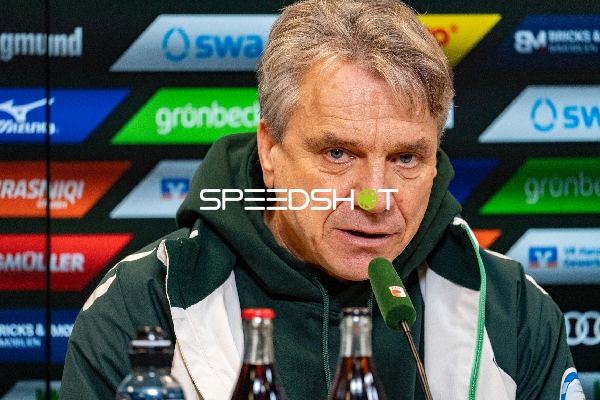 Trainer bei Pressekonferenz