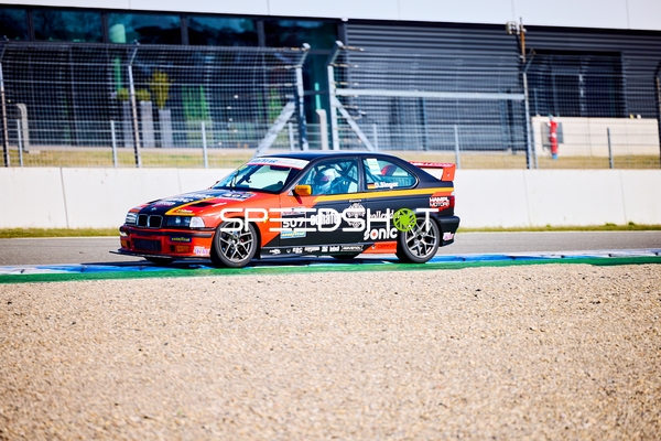 Davin Singer auf Rennstrecke in Aktion