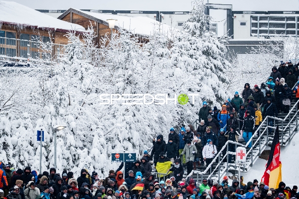 Zuschauer in verschneiter Arena am Rennsteig