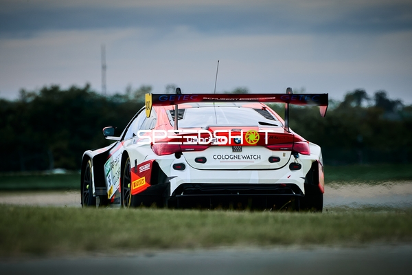 Rennfahrzeug auf der Rennstrecke