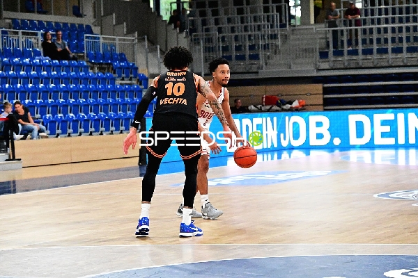 Darius McGhee (0; JL Bourg Basket) im Duell mit Tevin Brown (10; Rasta Vechta)