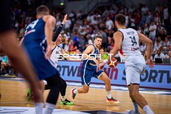 Aleksej Nikolić (6; Slowenien) im Zweikampf mit Leon Kratzer (34; Deutschland)