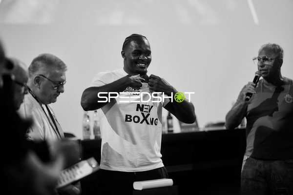 Ringside-Zone Face-Off