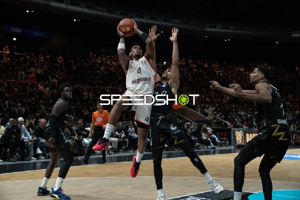 Spielaktion mit Xavier Rathan-Mayes (4, FC Bayern Basketball), David NGuessan (1; Basketball Löwen Braunschweig) und Adrian Worthy (0; Basketball Löwen Braunschweig)