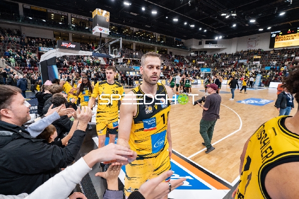Szene mit Jonas Wohlfarth-Bottermann (18; MHP Riesen Ludwigsburg) und Lukas Modic (38; MHP Riesen Ludwigsburg)